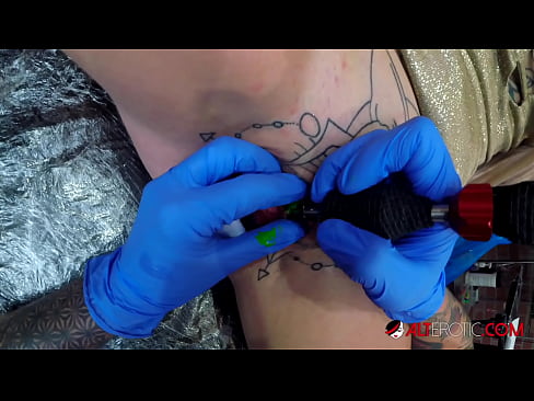 ❤️ Uiters getatoeëerde hottie Sully Savage het 'n tatoeëermerk op haar klitoris gekry ☑ Seksvideo by ons af.tubsexercom.ru ❌